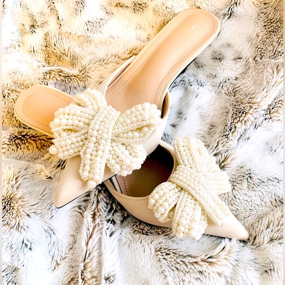 LUXE NWOT GORGEOUS PEARL DETAIL DESIGNER ACCENT POINT TOE MULES KITTEN HEEL - Picture 1 of 8